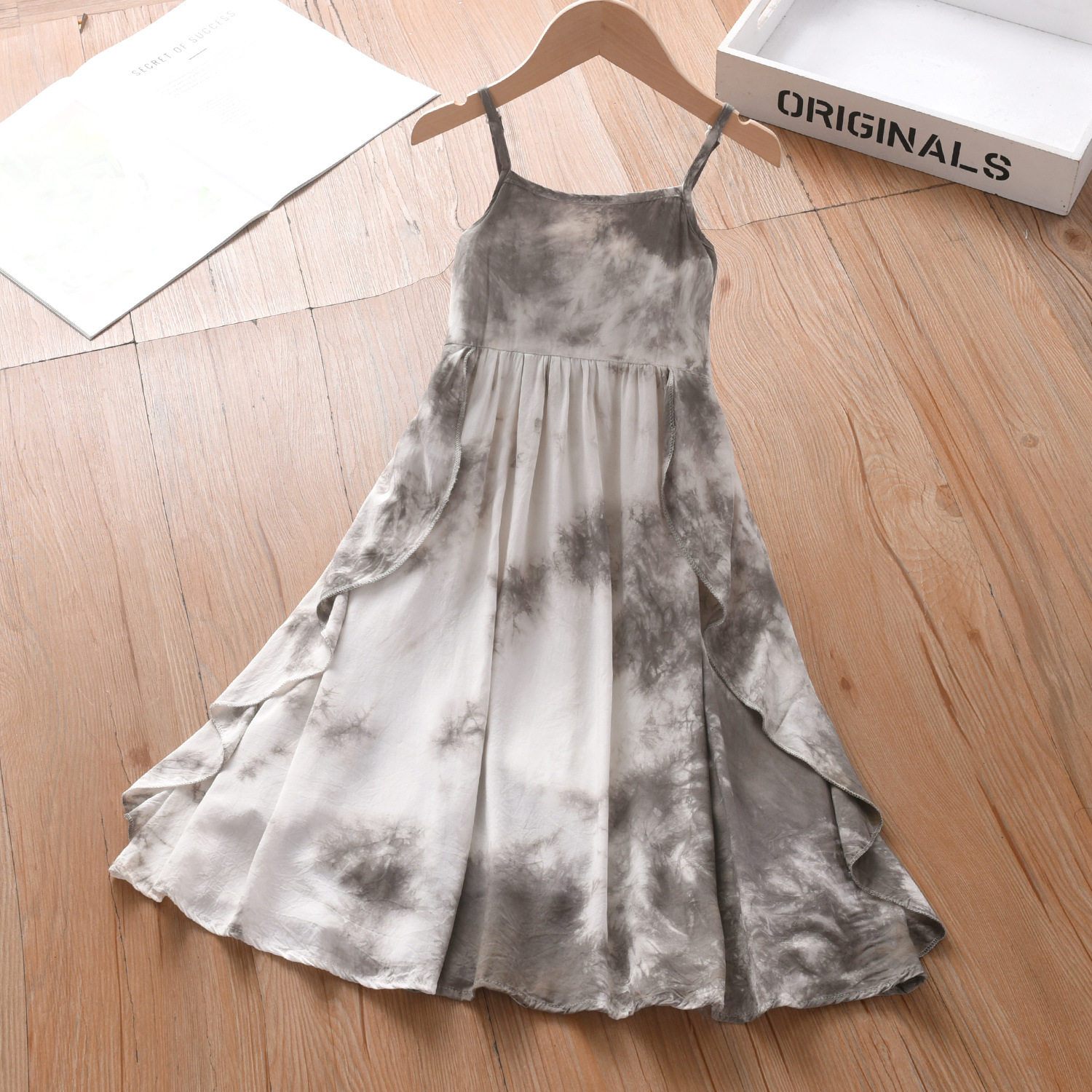 云南古法扎染法式简约连衣裙2025新款女童夏显瘦荷叶边吊带亲子装