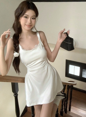 白色蕾丝花边吊带裙女装夏季法式气质褶皱收腰显瘦A字无袖短裙子