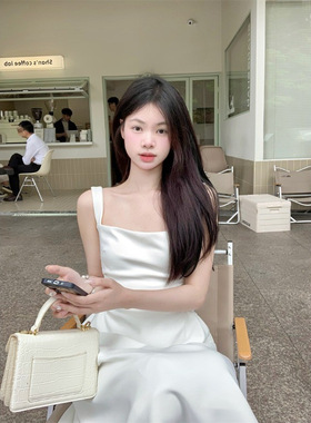 纯欲茶歇白色吊带连衣裙女夏季2025新款气质收腰a字中长款裙子ins