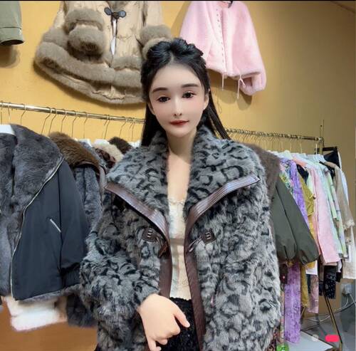 女装2025冬装新款时尚翻领拼接PU皮拉链款豹纹花狐貂外套
