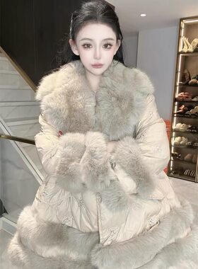 秋冬网红新款时尚宽松精致轻奢设计感毛毛边刺绣羽绒棉服外套女