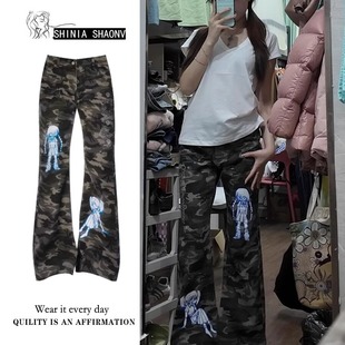 轻亚少女感迷彩印花微喇休闲裤子女设计感低腰修身显瘦喇叭长裤潮