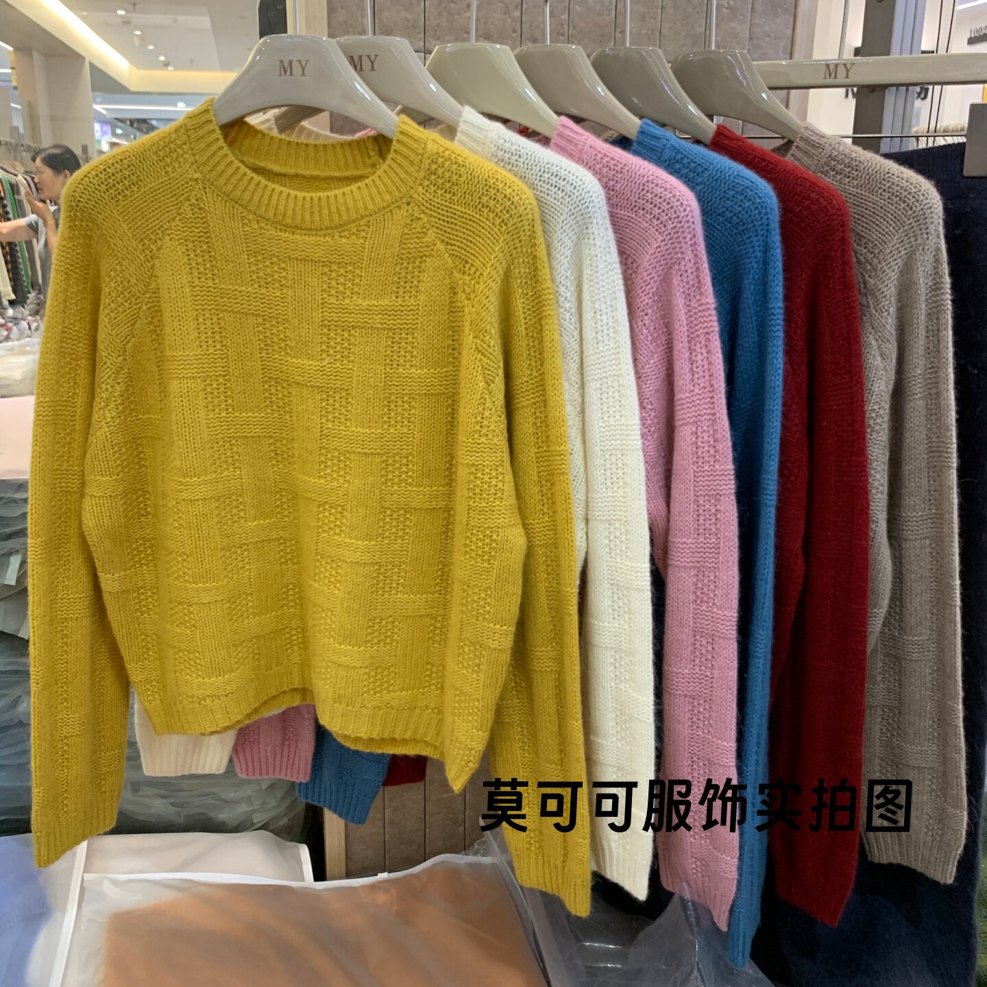 简约圆领软糯格纹针织衫女长袖