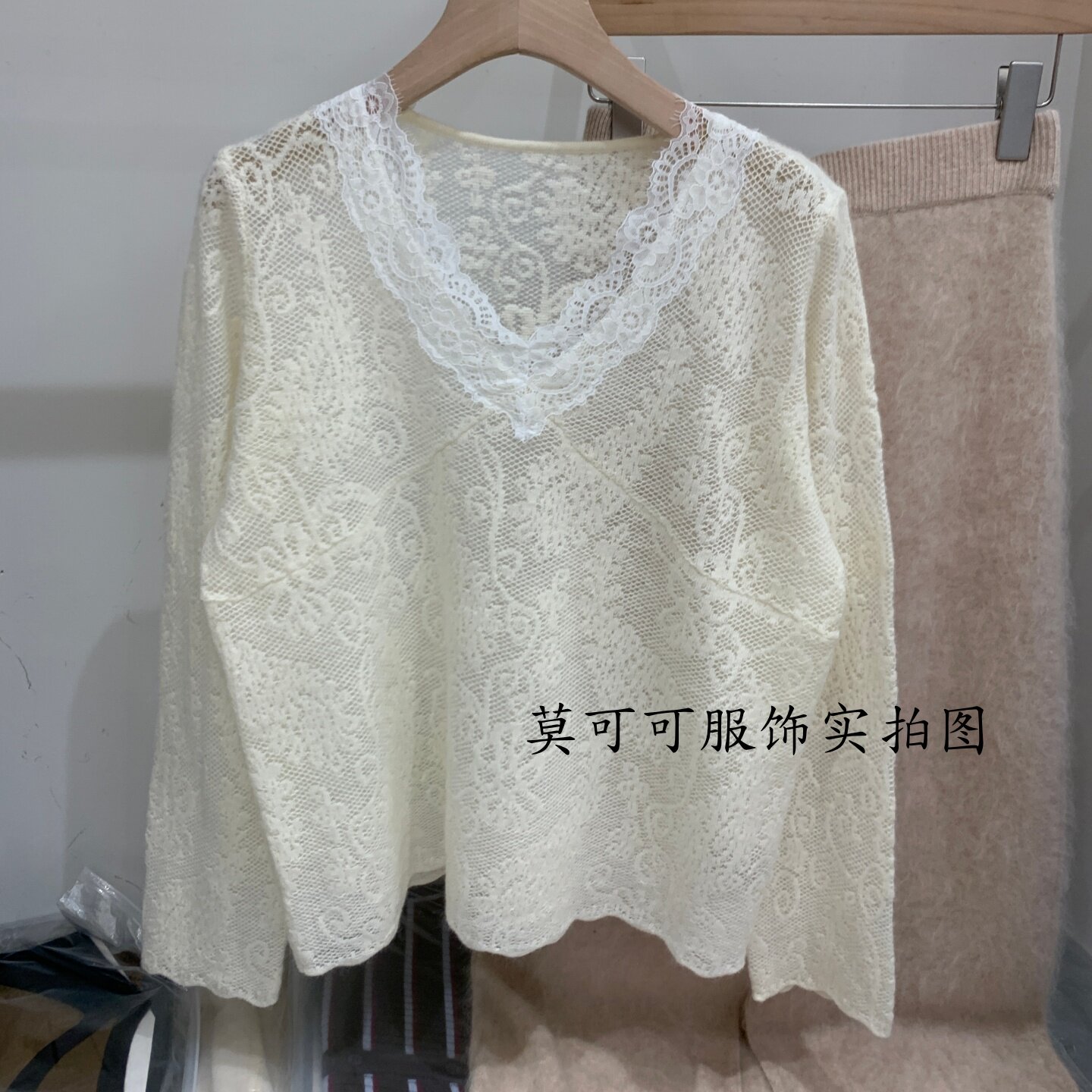 轻奢V领蕾丝钩花长袖女针织衫