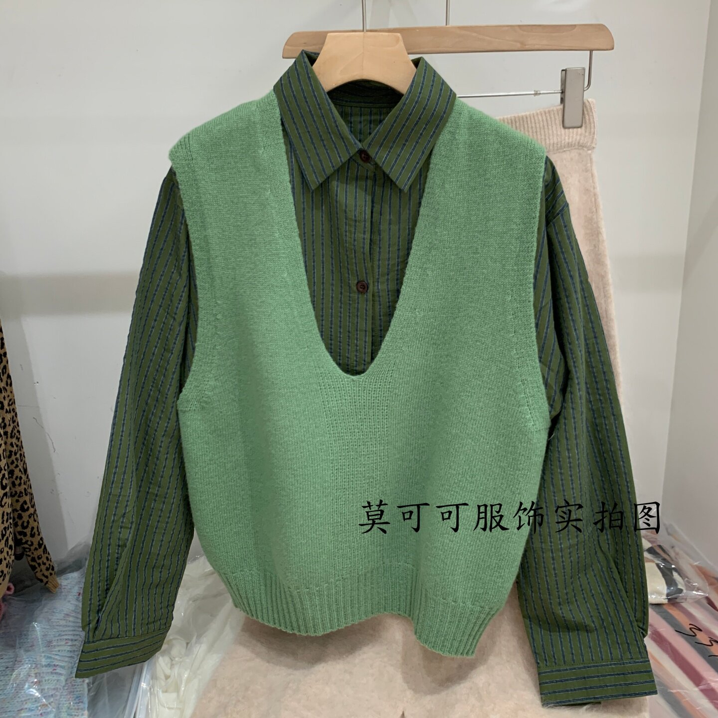 学院风V领羊毛针织背心衬衫套装