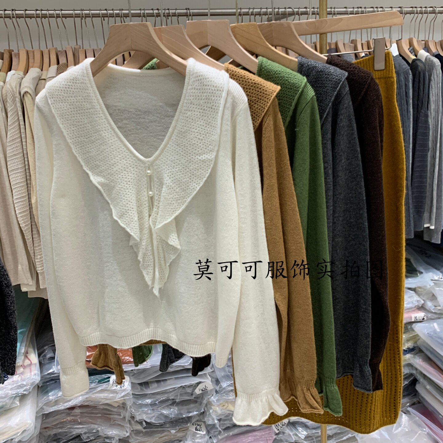 秋季羊毛镂空V领珍珠扣针织衫