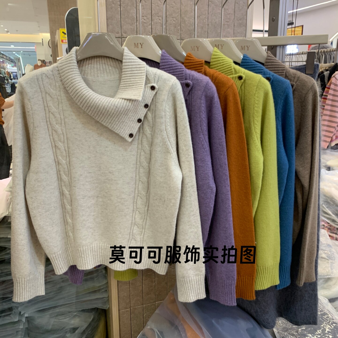 法式翻领侧扣宽松女针织衫