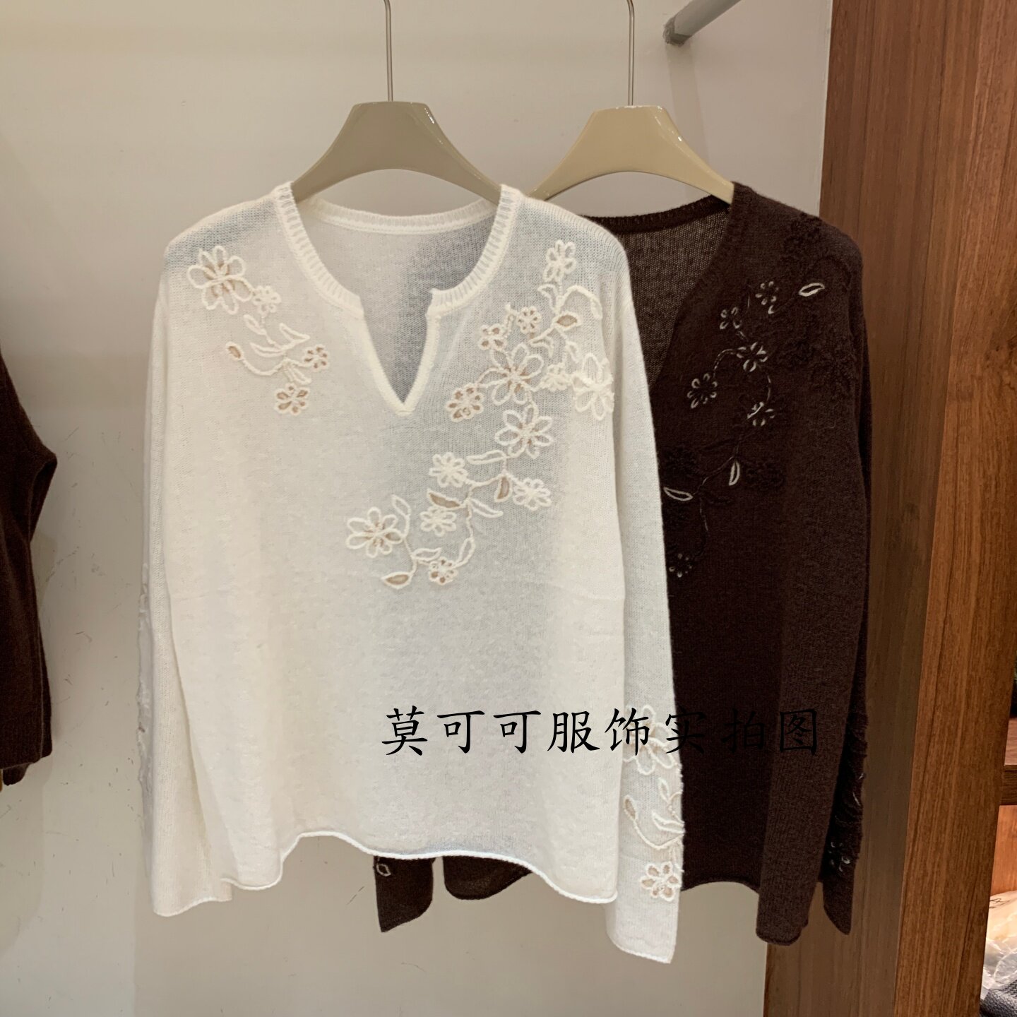 韩系温柔钩花剪刀领显瘦针织衫女