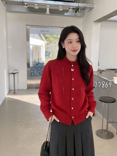 韩系新款木耳边领钉钻设计感纽扣针织衫女软糯洋气甜美毛衣M77869