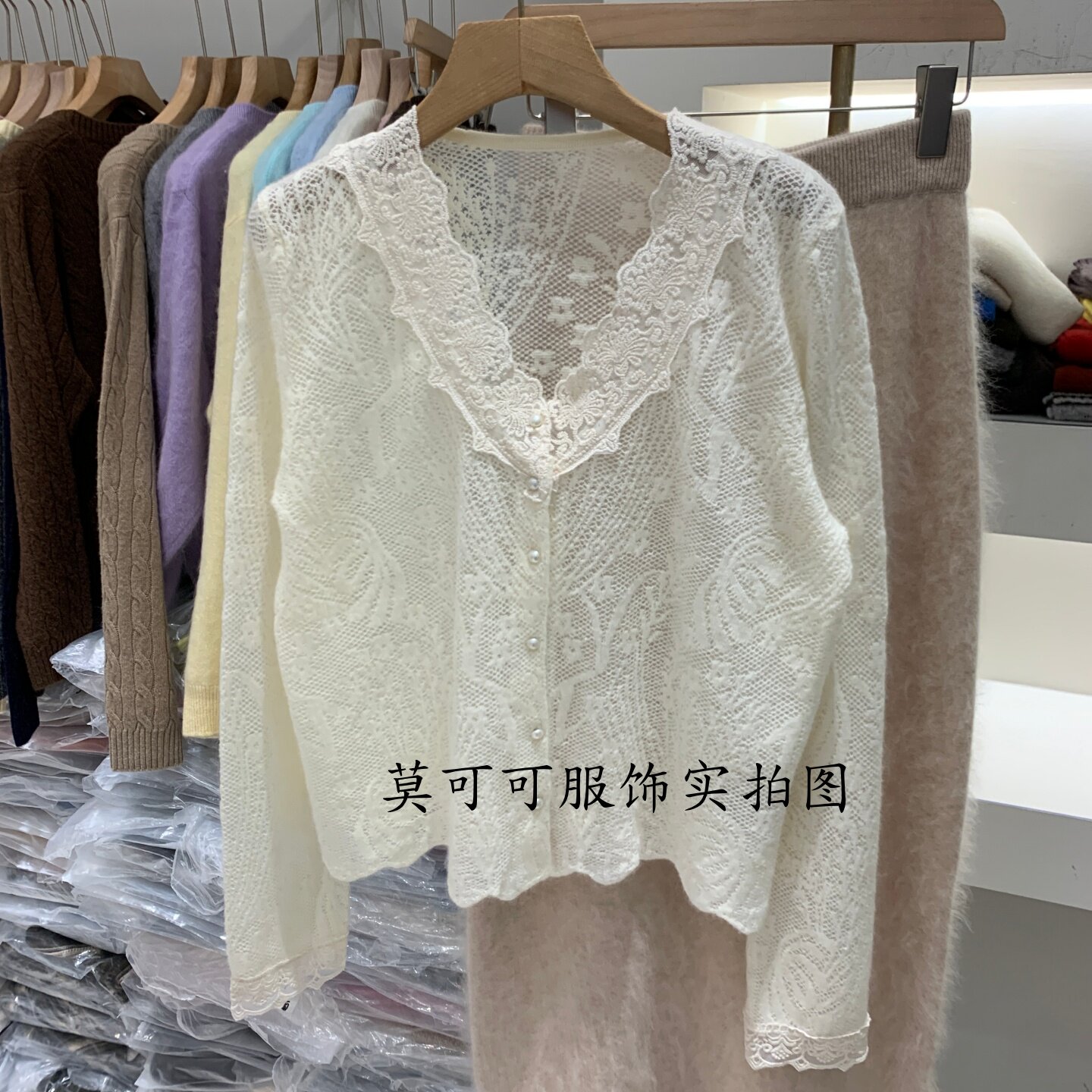 轻奢V领蕾丝钩花珍珠扣针织开衫