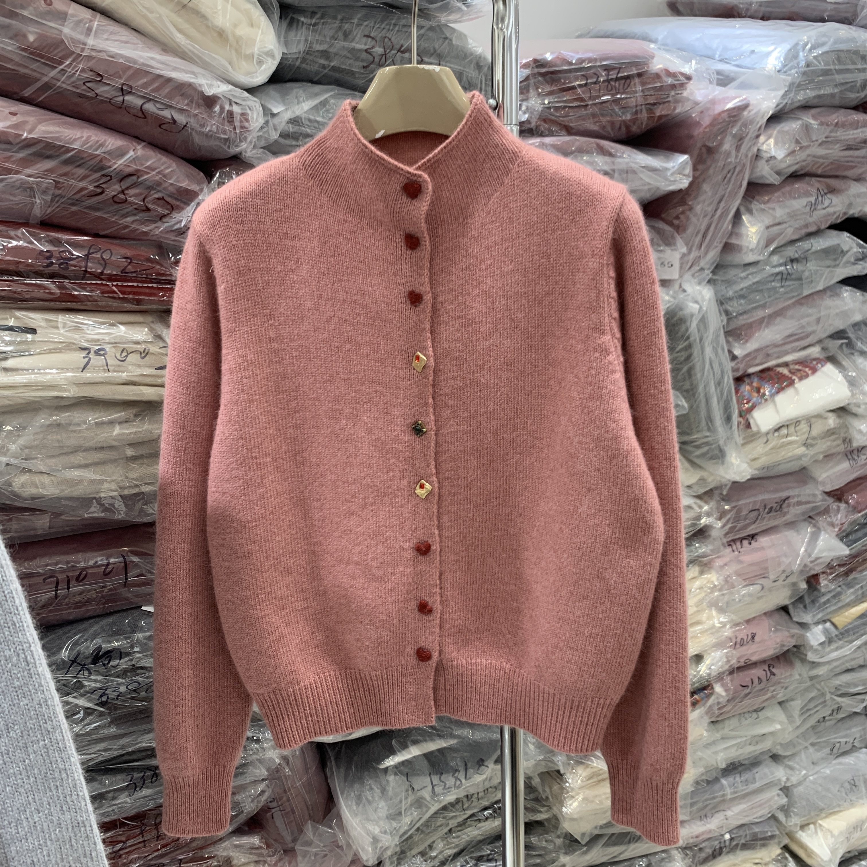 韩系新款立领爱心扣设计感纽扣针织衫女软糯洋气百搭毛衣开衫,女装/女士精品,毛针织衫,淘宝优惠券,粉丝福利购,淘宝优惠卷