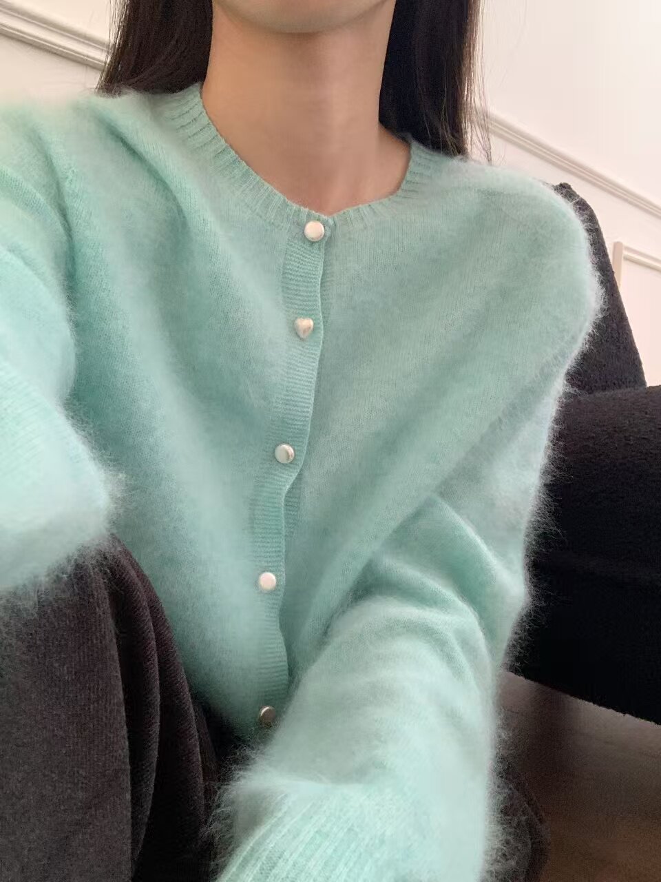 韩系拉毛珍珠扣圆领针织衫女秋冬新款毛绒绒软娜毛衣外套减龄上衣