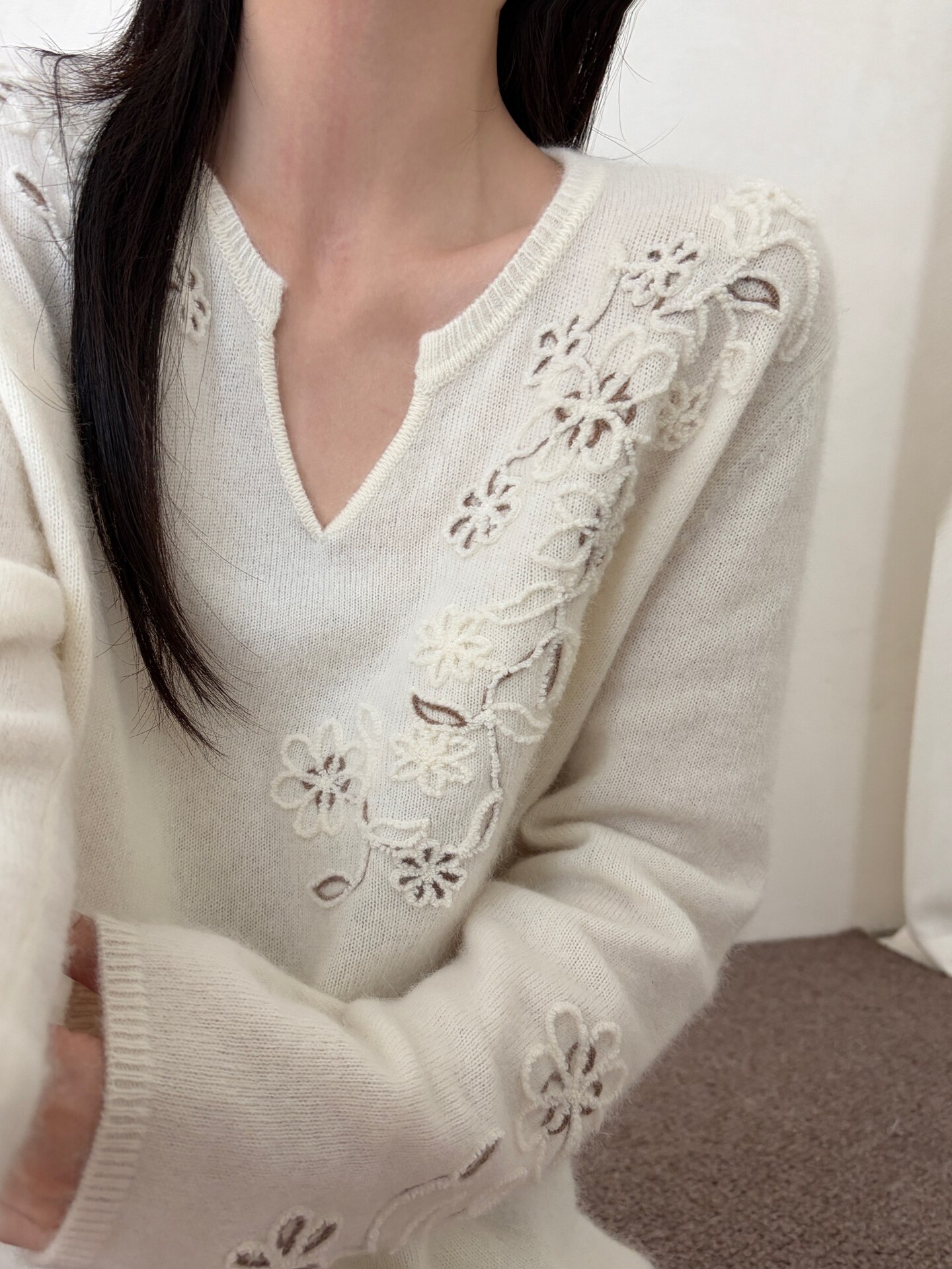 ins风韩系V领花朵刺绣针织衫女长袖宽松百搭温柔风毛衣M9930