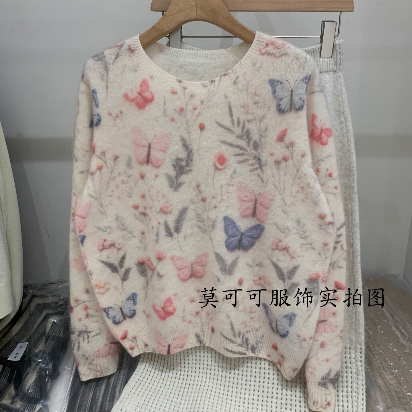 温柔风蓝粉蝴蝶园领奶油针织衫女