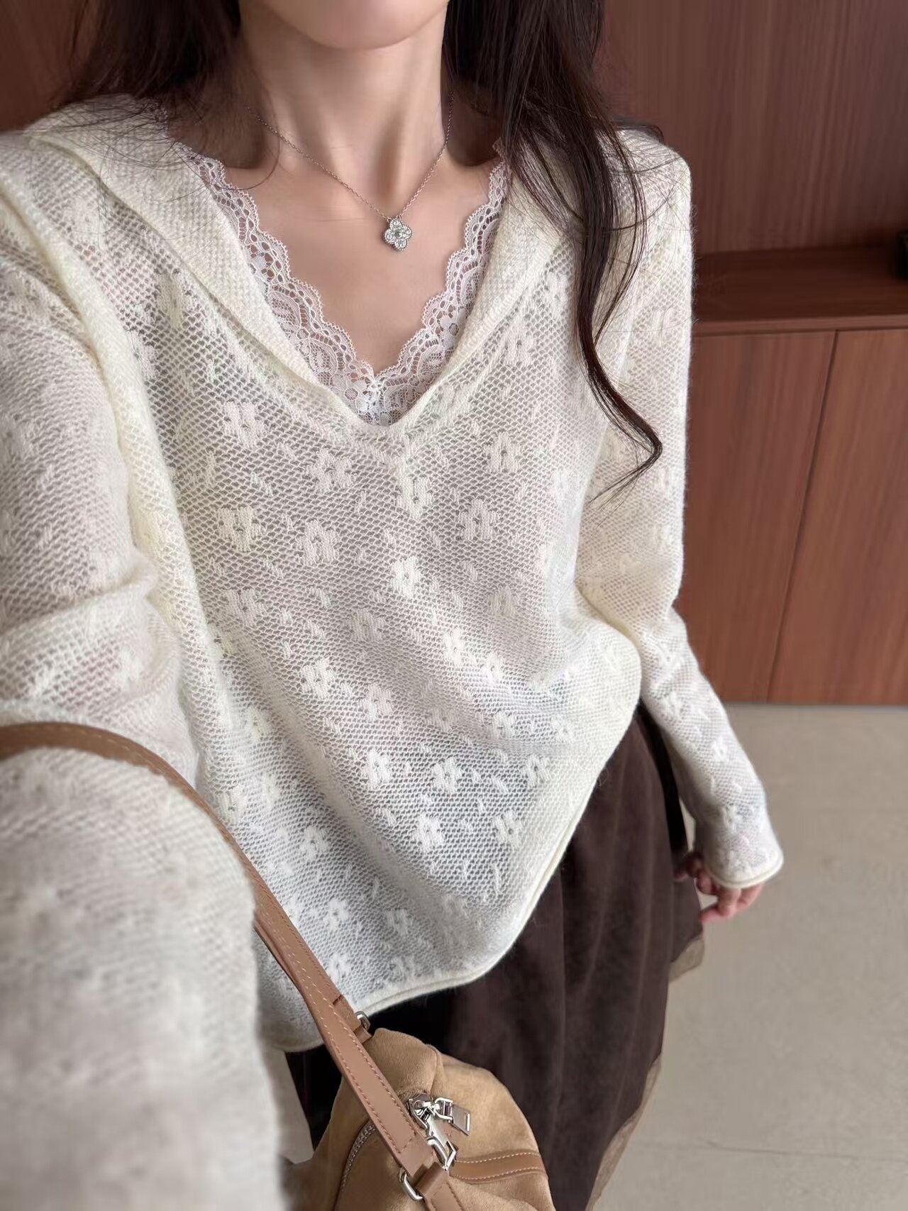 剪刀领欧根纱蕾丝拼接针织衫长袖女秋季新款显瘦薄款打底衫上衣