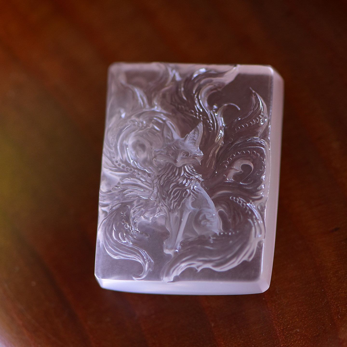 鲍氏水晶九尾狐白晶浮雕吊坠