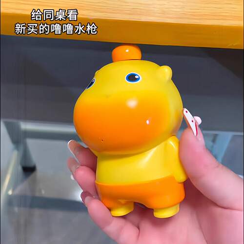 水豚滋水水枪发条玩具儿童游泳洗澡戏水公仔玩偶创意卡通可爱解压