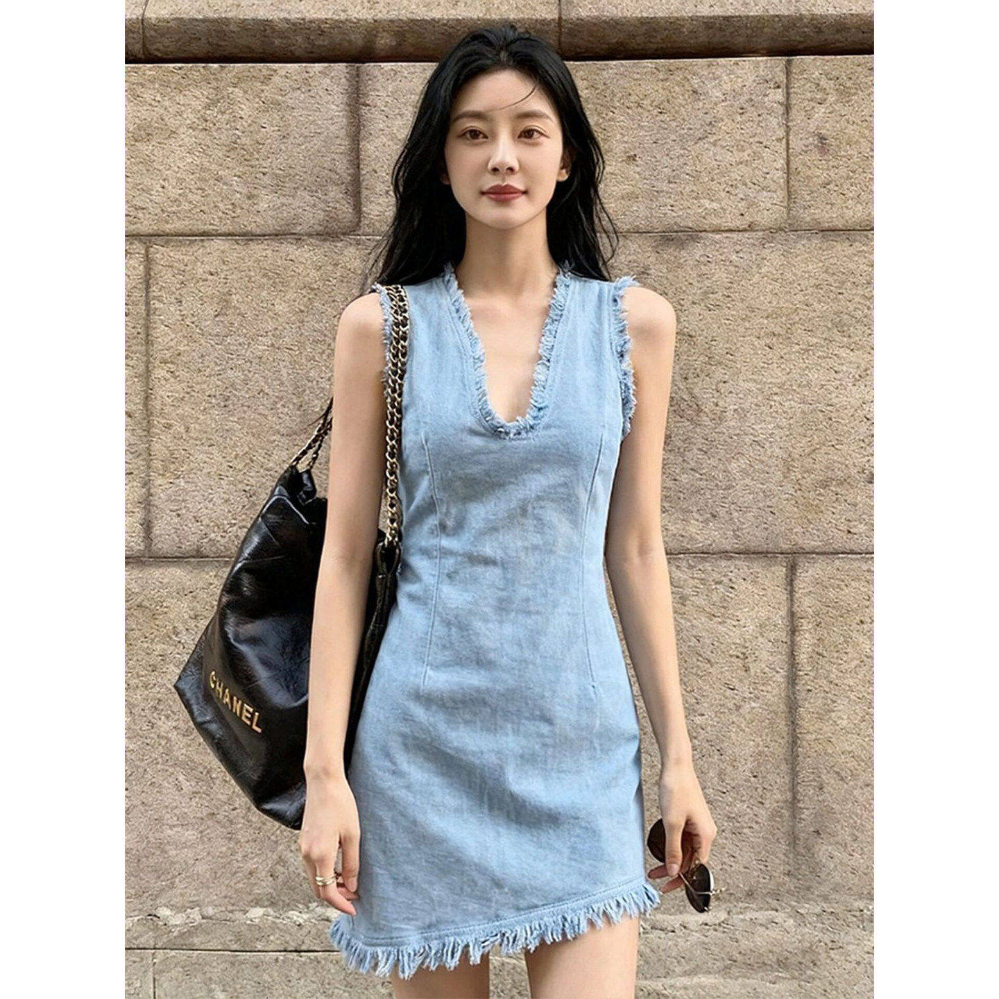 浅蓝色牛仔连衣裙女夏法式复古 V领流苏无袖修身显瘦气质短款裙子图片