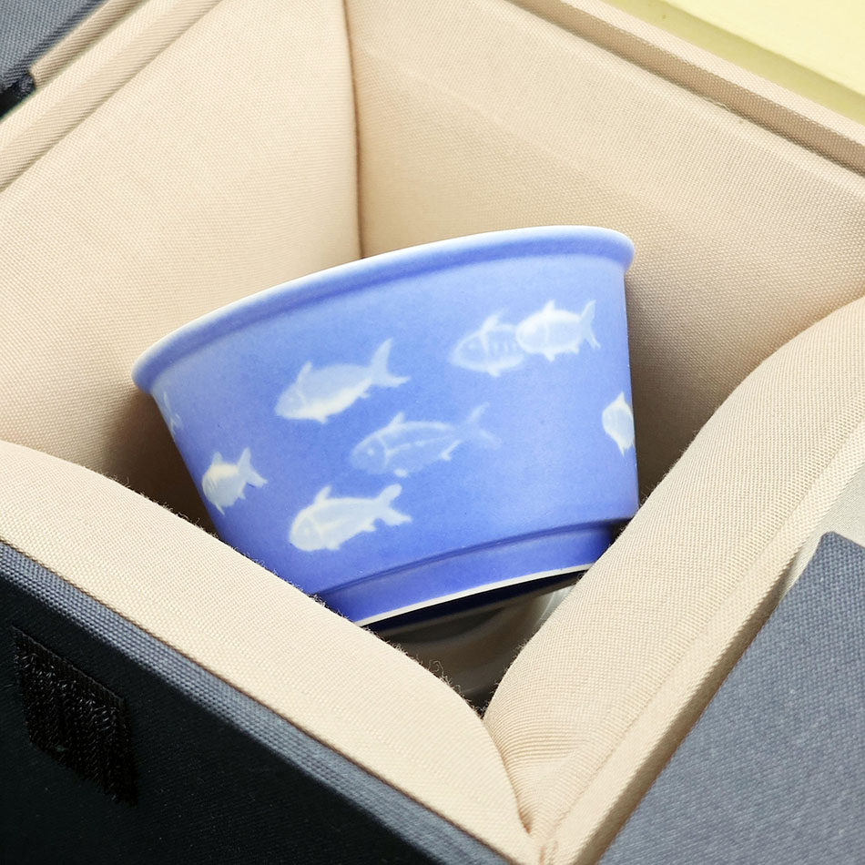 手工定制蓝色小鱼图案陶瓷茶杯