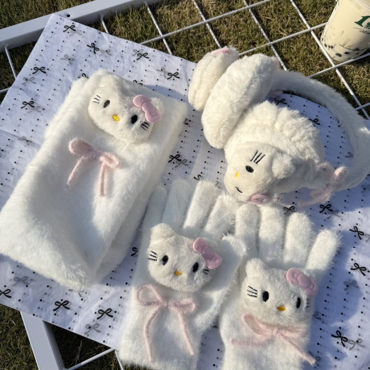 粉嫩小猫咪戴少女粉蝴蝶结秒变甜妹！毛绒手套围巾耳罩冬日三件套