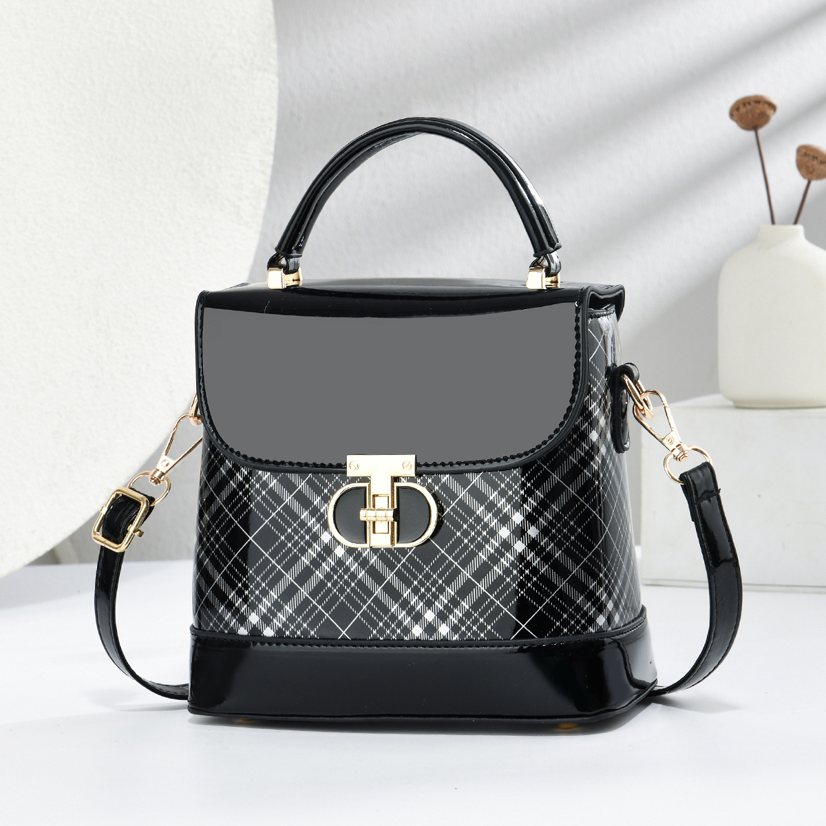 高级感漆皮亮面包包女2025新款迷你翻盖小方包时尚小众斜挎手提包