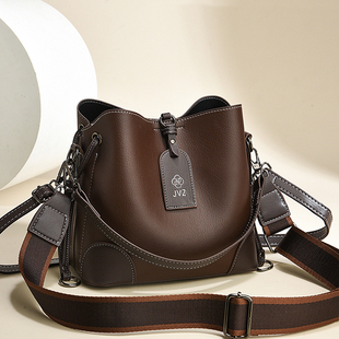 高级感复古小包包女士手提轻便多层水桶包软皮百搭大容量斜挎女包