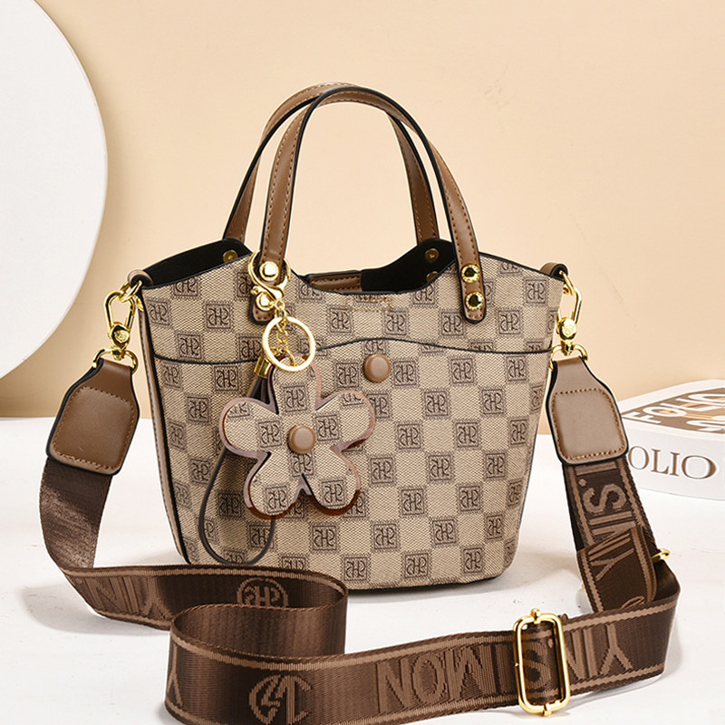 宽肩带小包包冬天软皮女士水桶包大容量复古老花单肩斜挎手提女包