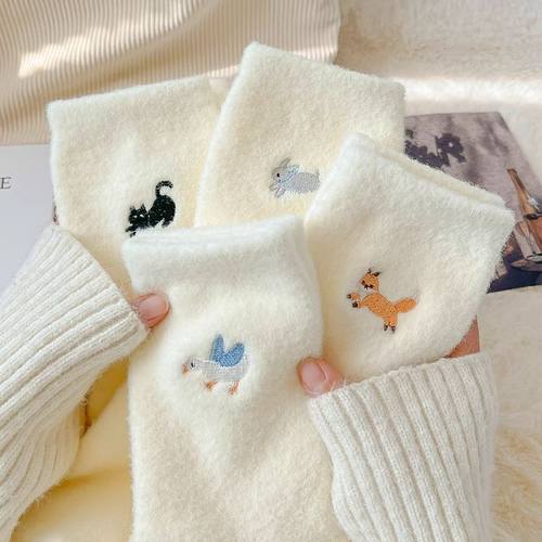 冬季保暖澳绒加厚刺绣女中筒袜