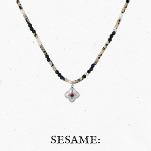 「新年礼物」十字花吊坠珍珠黑尖晶串珠细项链通勤轻奢复古锁骨链