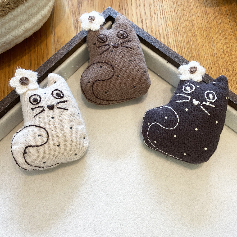 手工刺绣猫咪胸针可爱毛毡花朵装饰小挂件配饰布艺包包鞋袜辅料