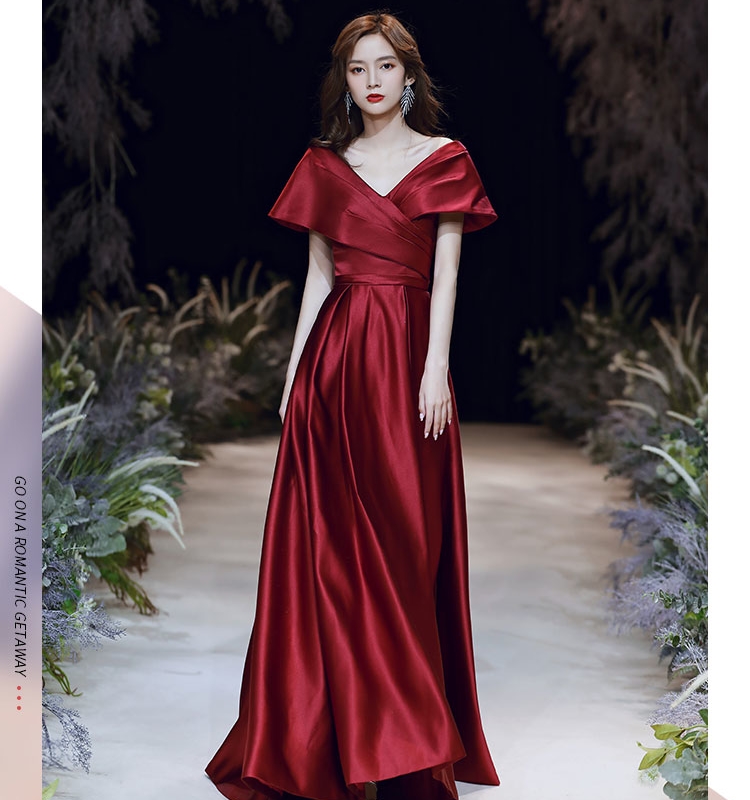 酒红色缎面敬酒服新娘订婚晚礼服高端一字肩裙结婚高级感轻奢长款