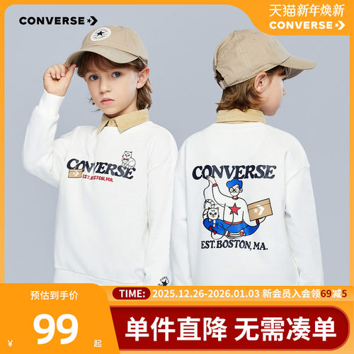 胸前卡通人物和小猫一起玩耍图案