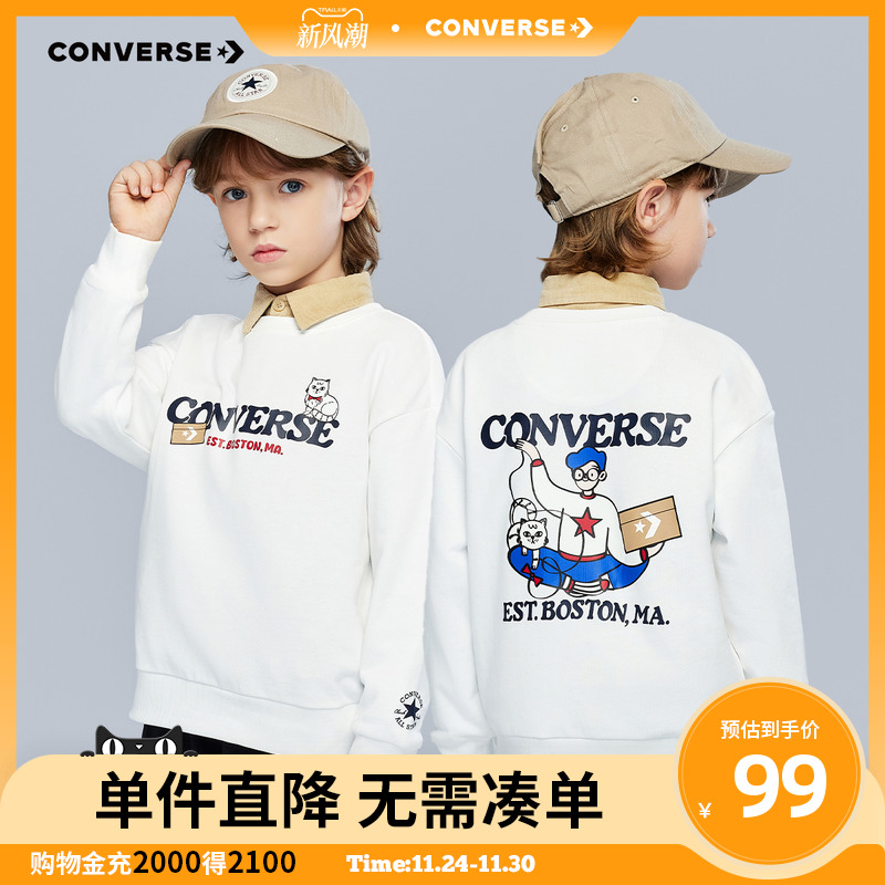 胸前卡通人物和小猫一起玩耍图案