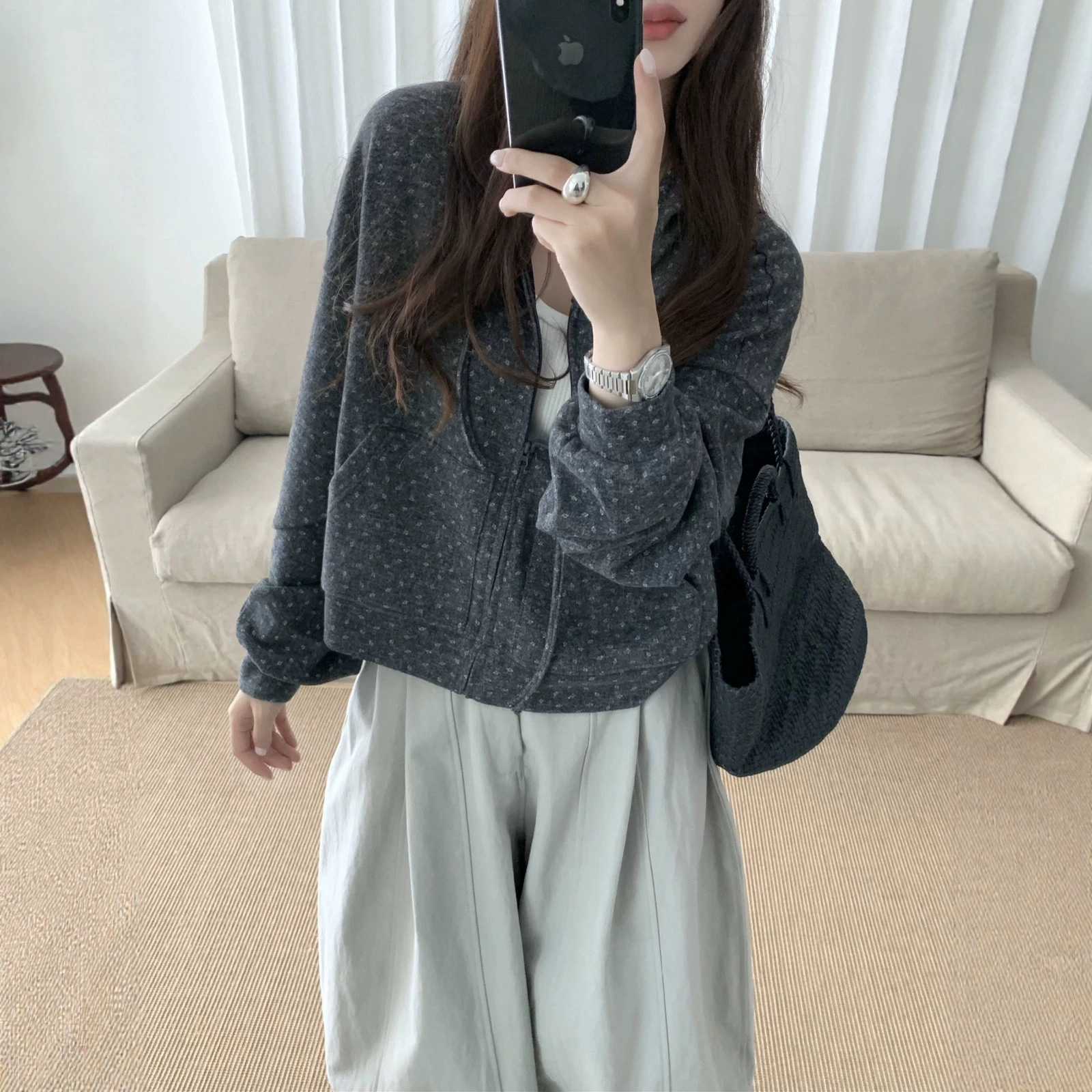 韩版2026秋季新款设计感碎花连帽卫衣女宽松显瘦休闲开衫短外套