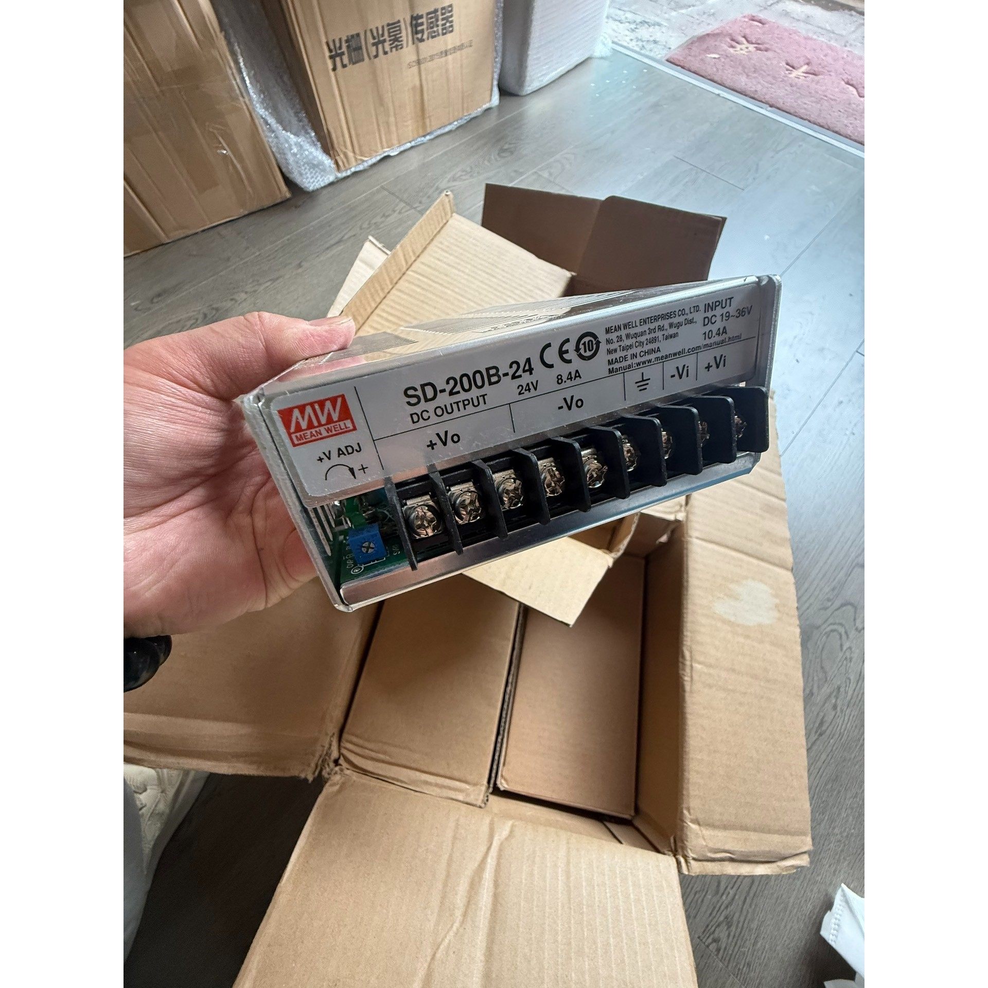 台湾明纬SD-200B-24开关电源,24V输出,8.4A电议价产品