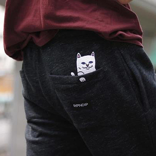 Peeking Nermal Rip 口袋中指猫刺绣贱猫沙滩短裤 dip Shorts