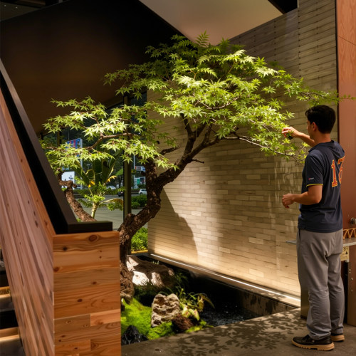 仿真绿植楼梯下造景餐厅门口