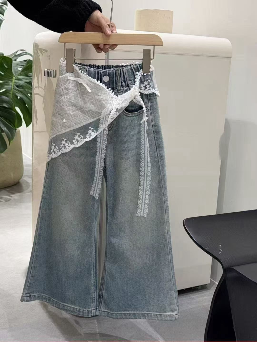 哈比诺韩系女童蕾丝屁帘牛仔裤26春款新品中大童纯棉微喇长裤休闲图片