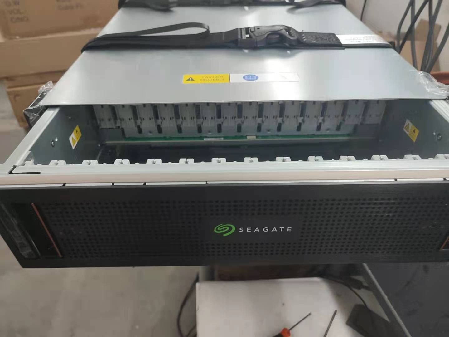 联想希捷5u84盘位存储机器 含84个托架 双控 双电 导轨 全新原厂