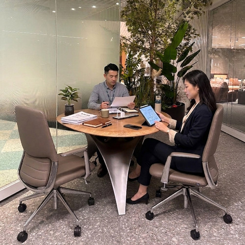 设计师款异形洽谈桌高端现代轻奢实木圆桌售楼处接待桌椅组合