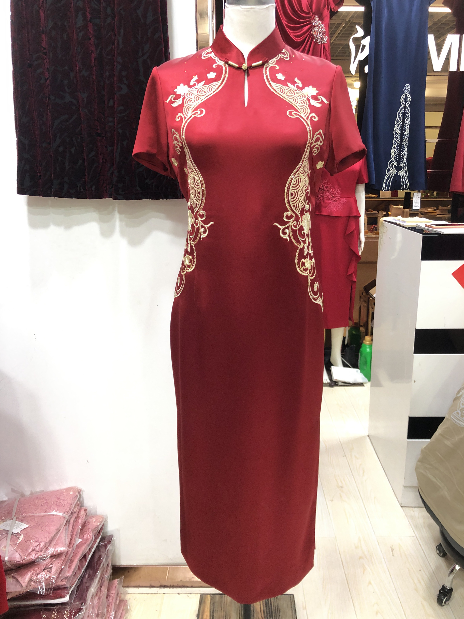 红色旗袍新款2024妈妈结婚礼服喜婆婆婚宴装年轻款日常小个子夏季