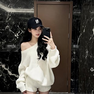 法式斜肩白色毛衣短裤套装女款早秋季宽松慵懒内搭针织打底衫上衣