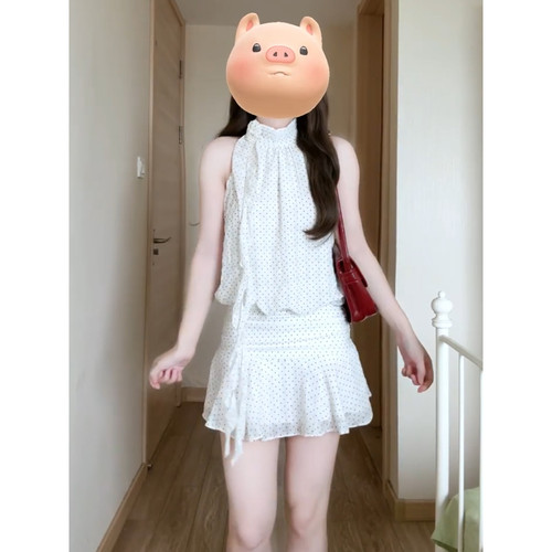 法式高级感白色波点无袖挂脖连衣裙女2026新款夏纯欲辣妹花苞短裙