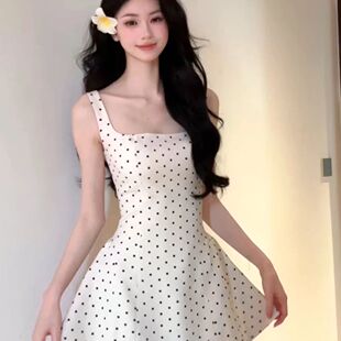 早春季白色波点吊带连衣裙子女夏2026新款高级感巨好看小个子短裙