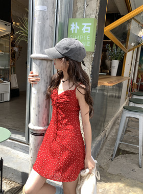 复古辣妹褶皱红色吊带连衣裙女装夏季度假风修身收腰A字裙短裙子