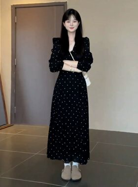 法式黑色v领波点连衣裙女装春秋高级感气质收腰显瘦减龄过膝长裙