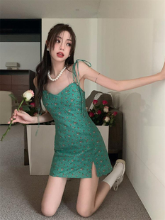 春季2023年新款小个子碎花短裙纯欲辣妹连衣裙女无袖绿色吊带裙子