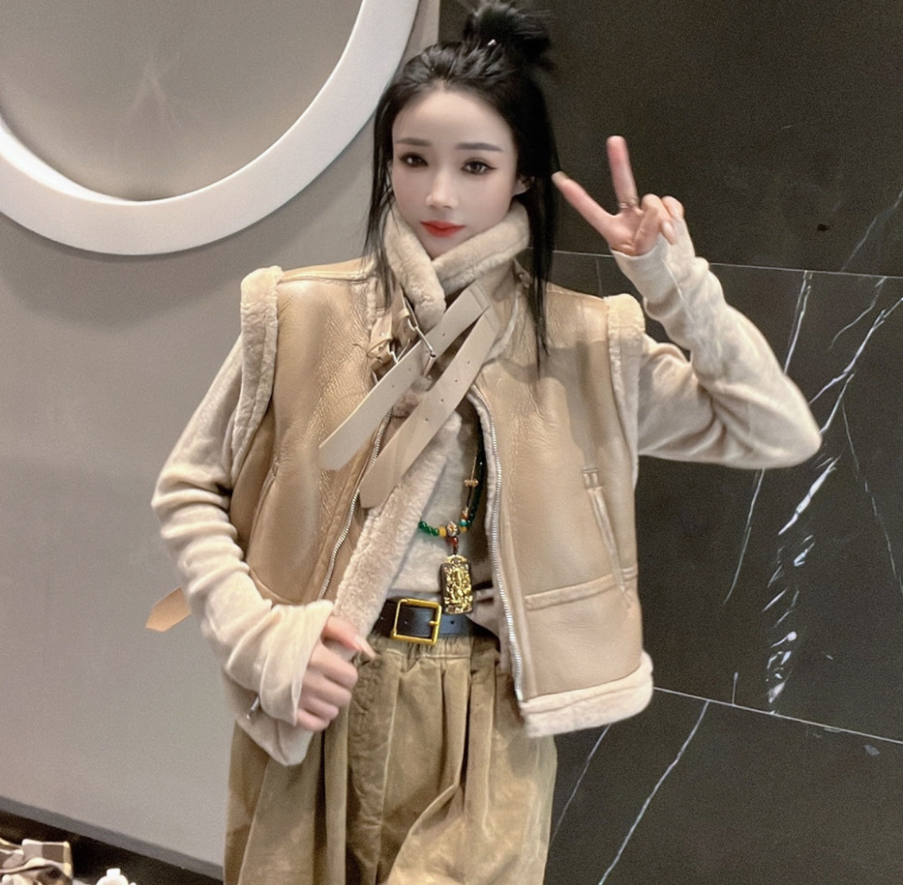 娜格调欧货洋气毛毛边人造皮毛一体棉马甲 2025春季短款翻毛坎肩