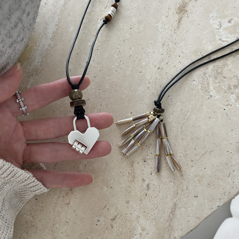 博主同款贝壳流苏项链女串珠长款黑绳小众高级感个性毛衣链