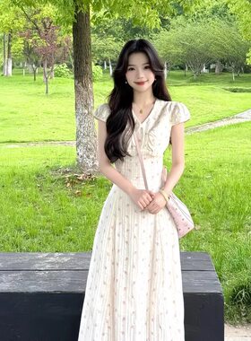 法式V领碎花洋装白色2026夏季新款气质高级感收腰显瘦a字女长裙